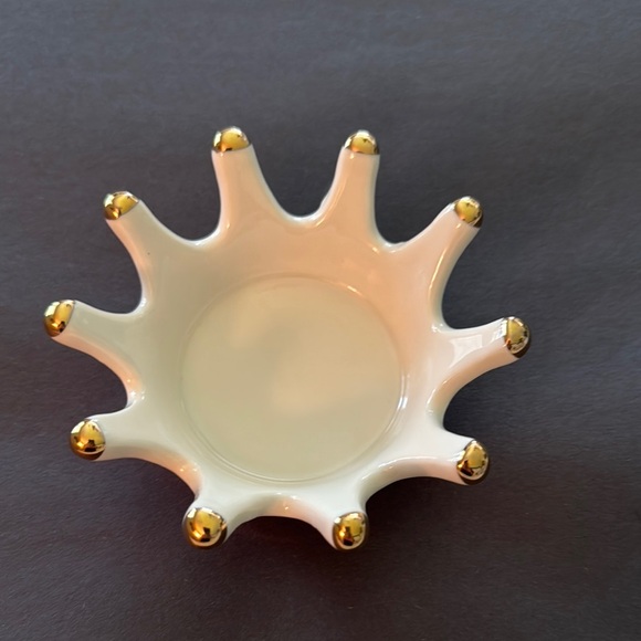 White and Gold Crown Ring Holder - Picture 2 of 4